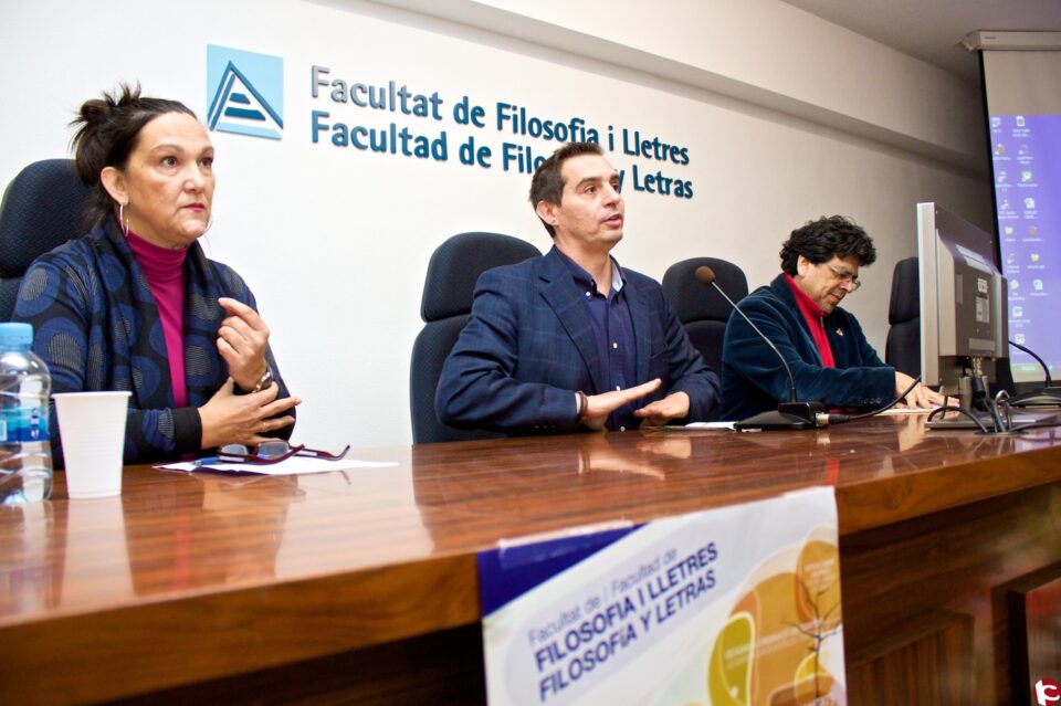 El escritor Fernando Iwasaki inicia los tres días de Jornadas Culturales de Letras en la UA