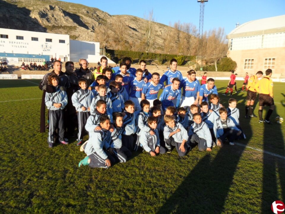 EL ENTRENADOR DICE QUE SE VA. LA DIRECTIVA LE PIDE QUE SE LO PIENSE. Y EL VILLENA C.F. HUNDIDO. YA ES EL FAROLILLO ROJO