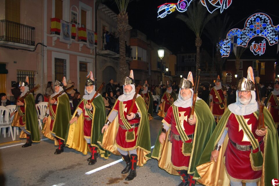 Las tres comparsas exhiben sus mejores galas