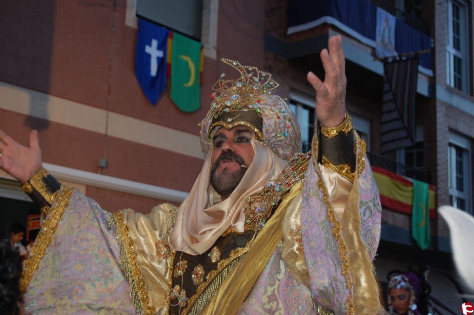 La media luna preside el castillo en el ecuador festero