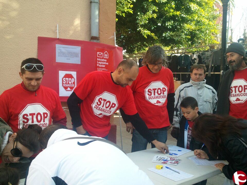 LA PLATAFORMA DE ASPE CONTRA LOS DESAHUCIOS REGOGE FIRMAS EN EL MERCADO DE ABASTOS