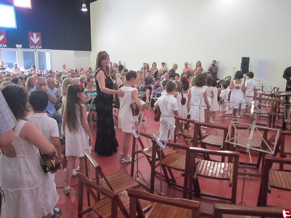 LOS CONJUNTOS DE CUERDA DE LA SOCIEDAD MUSICAL RUPERTO CHAPÍ DAN SU PRIMER CONCIERTO