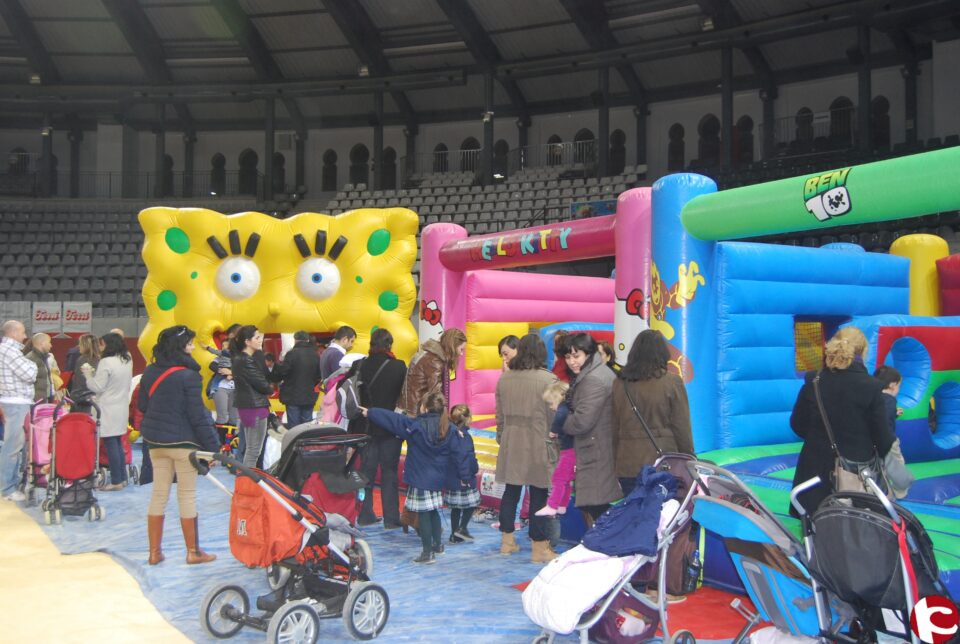 Los mundos mágicos de Azarus llenan La Plaza de diversión esta Navidad