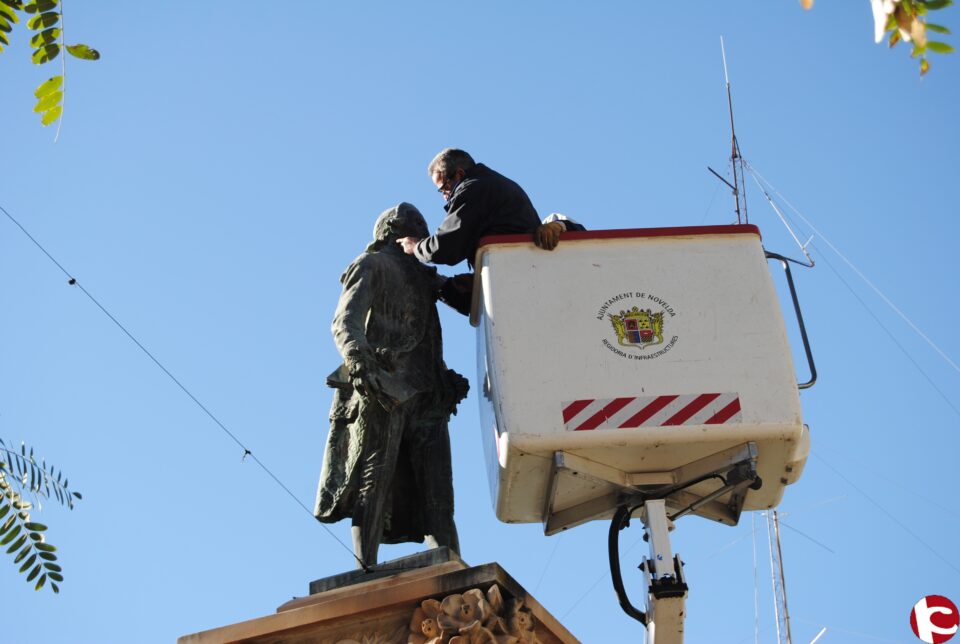 Puesta a punto de la estatua de Jorge Juan para celebrar el tercer centenario del ilustre marino noveldense