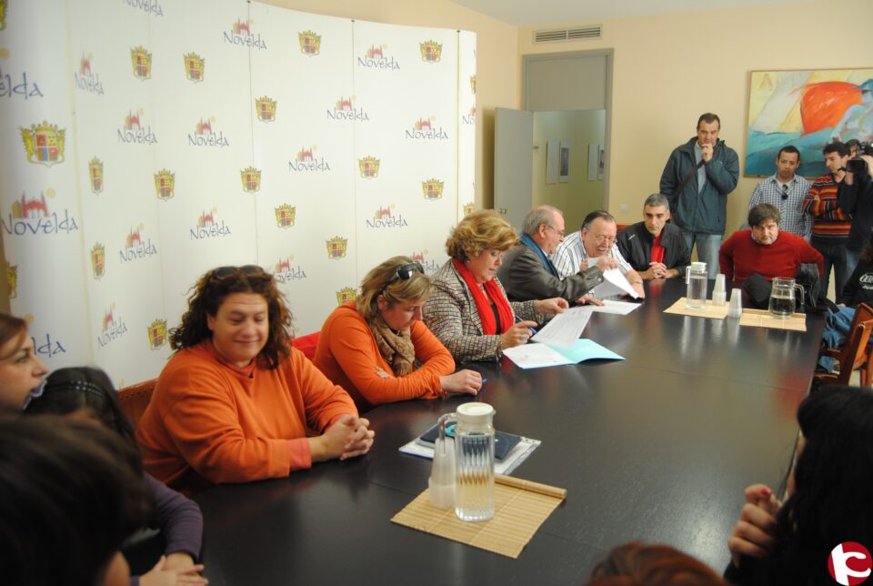 La alcaldesa y las APAs de colegios e institutos firman el convenio de los Juegos Deportivos Municipales con una subvención de 33.000 euros