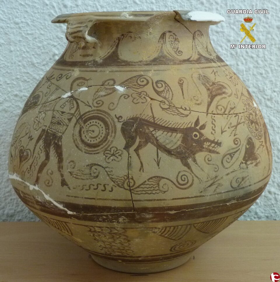 La Guardia Civil halla en El Campello un vaso original del tipo lebes perteneciente a la Cultura Ibérica del siglo II a.C