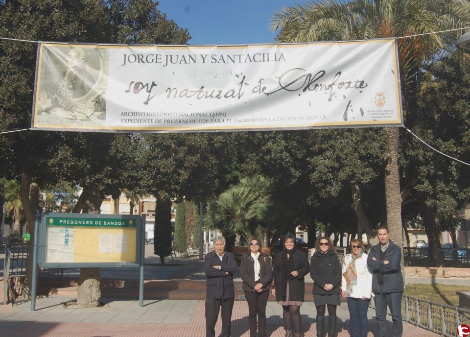El Ayuntamiento de Monforte del Cid ha colocado hoy una pancarta gigante de 6 metros de largo por 2 de ancho en la Glorieta de la población para reconocer a su ilustre paisano