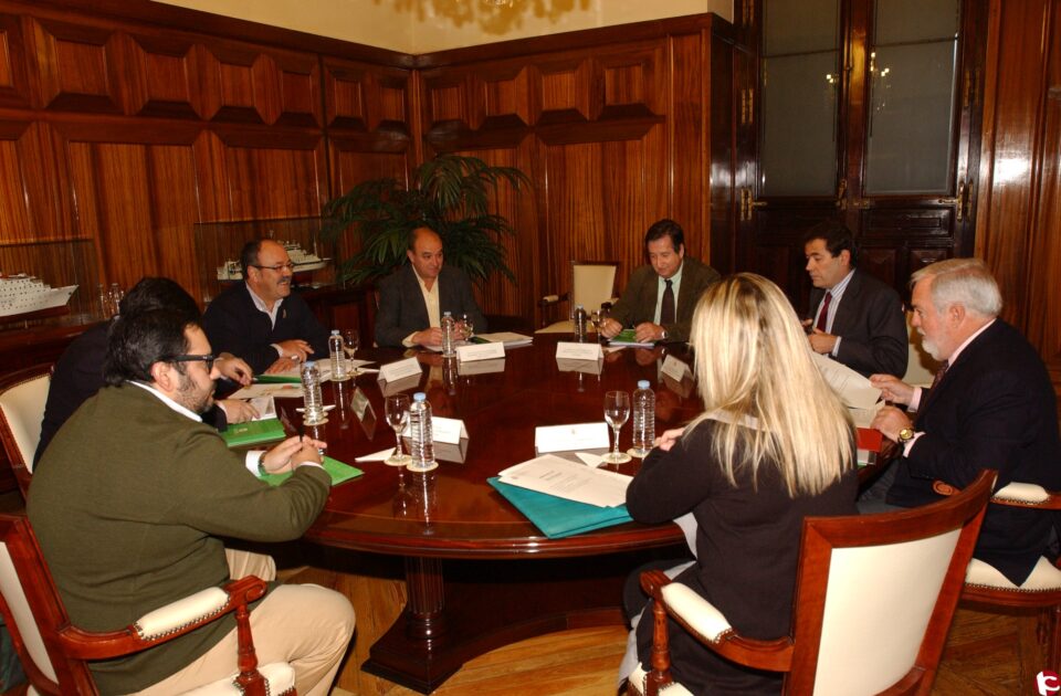 LA UNIÓ ha reclamado hoy al ministro de Agricultura una plan de financiación pública para asegurar la continuidad de las explotaciones agrarias