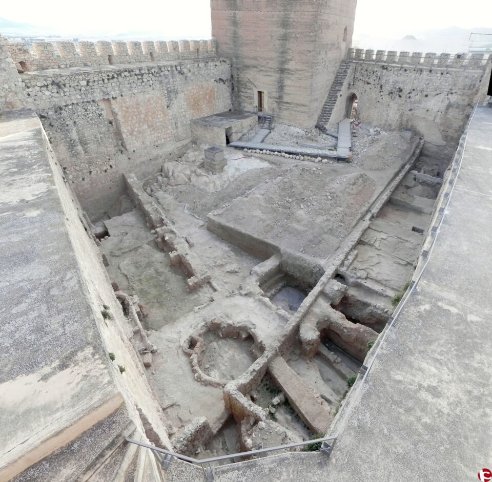 Existencia de una sala noble y un aljibe en el patio de armas de la fortaleza