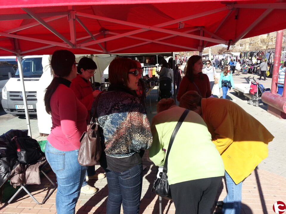 CONTRA EL CIERRE DE URGENCIAS. RECOGIDA DE FIRMAS EN EL MERCADO POR PARTE DEL PSOE