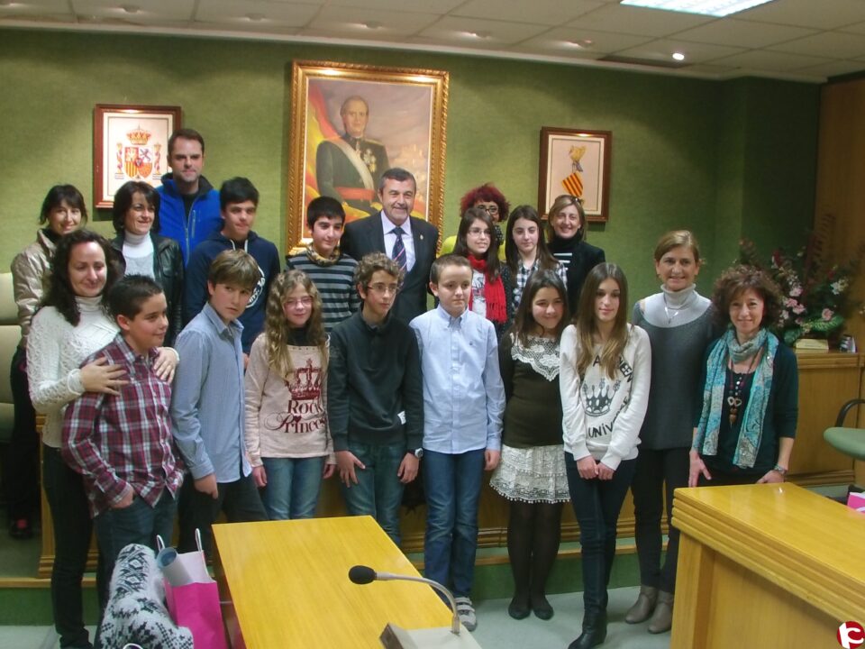 El Ayuntamiento homenajea a once alumnos de Petrer por su excelencia académica