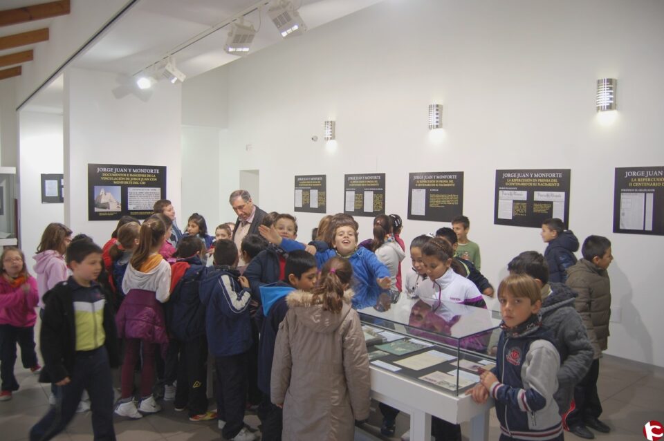 Los niños del Colegio Jorge Juan celebran su semana cultural en honor al sabio español