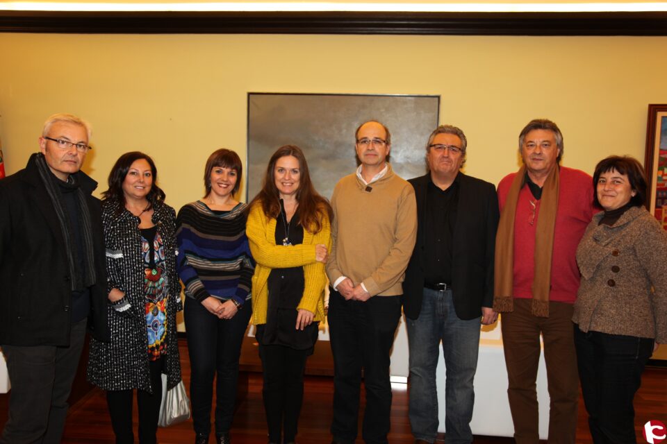 Ouka Leele plasma su presencia en Villena en el Libro de Honor de la Ciudad