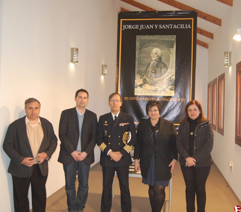 Fotonoticia Comandante Naval encargado del Centenariod e Jorge Juan visita la expo sobre Jorge Juan y Monforte