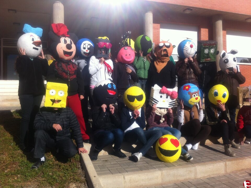 El departamento de Servicios Socioculturales y a la Comunidad del I.E.S. Valle de Elda organizó el 12 de febrero un desfile de cabezudos