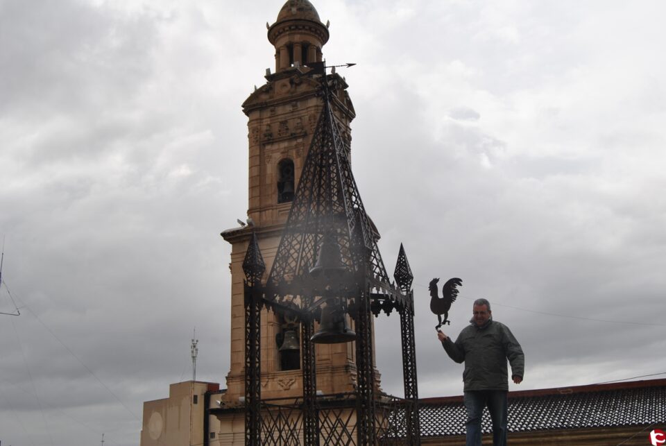 El fuerte viento derriba el emblemático gallo que corona la veleta del campanario del Ayuntamiento