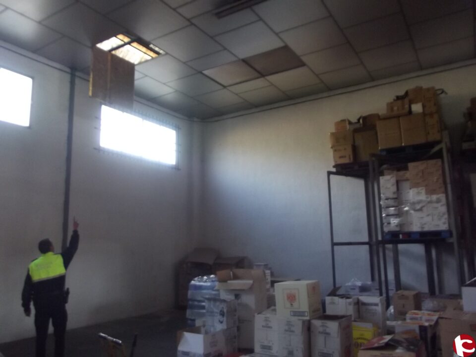 Robo en una nave industrial