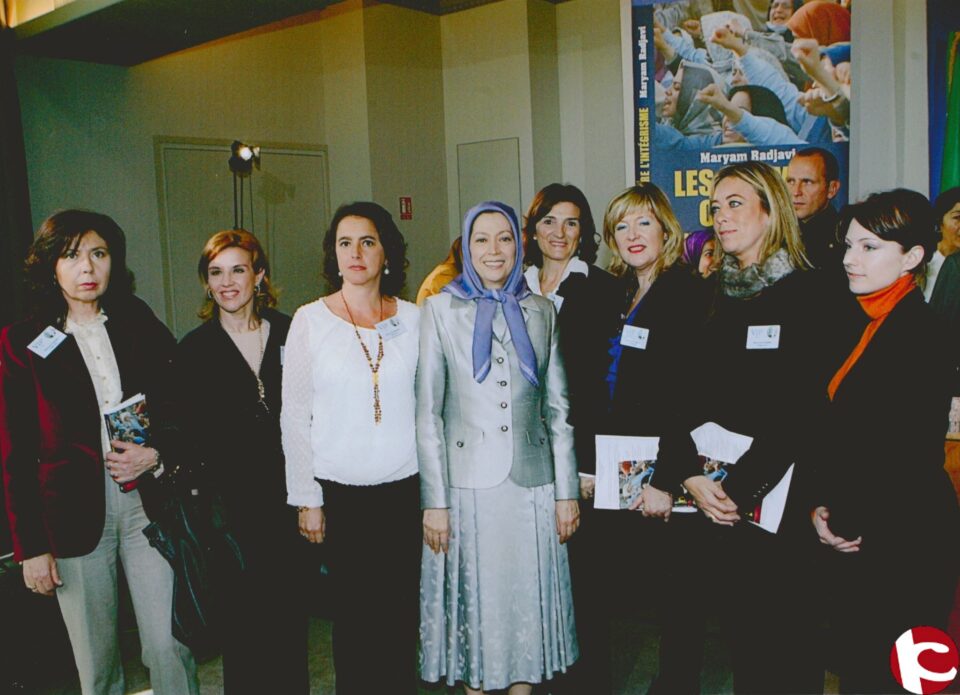 La senadora eldense Virginia Romero participa en París en un acto de apoyo a las mujeres víctimas del fundamentalismo al que también asistió Ingrid Bethancourt