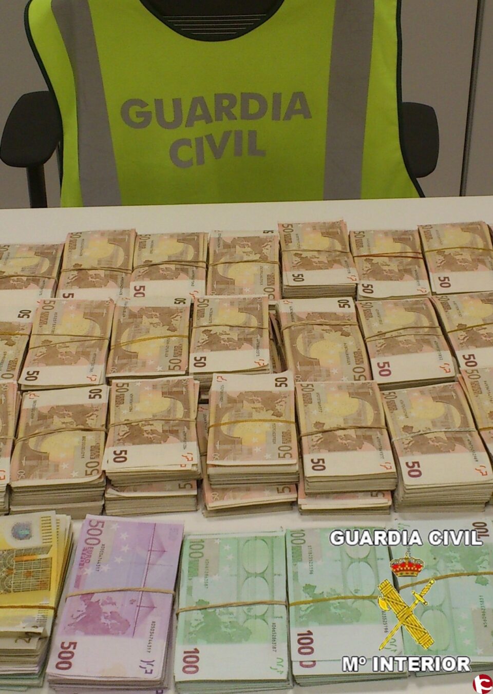 La Guardia Civil intervine casi 400.000  en un equipaje facturado