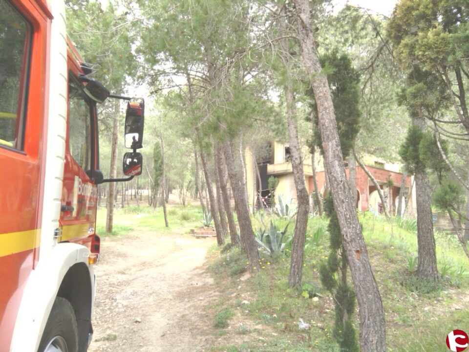 Varios incendios de diversa índole son los que los bomberos del parque de Villena han atendido durante estos días de Pascuas