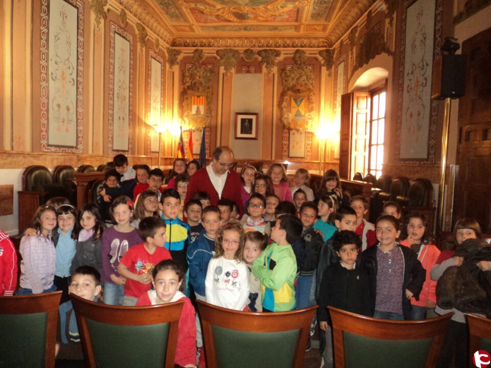 LOS NIÑOS Y NIÑAS DE 1º DE PRIMARIA DEL CEIP PRÍNCIPE DON JUAN MANUEL VISITAN AL SR ALCALDE