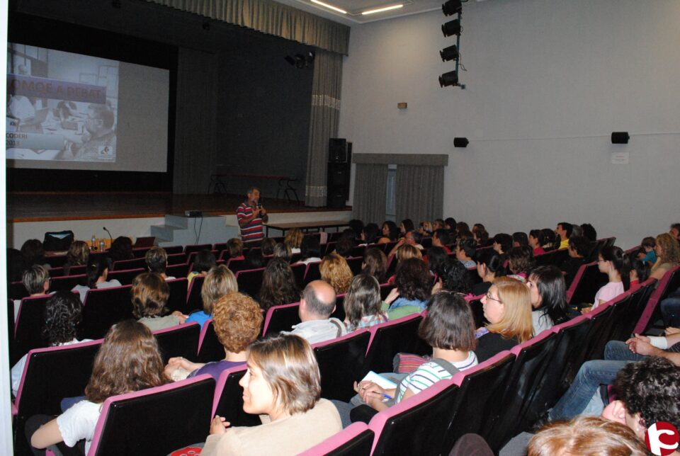 150 personas asisten a la interesante charla
