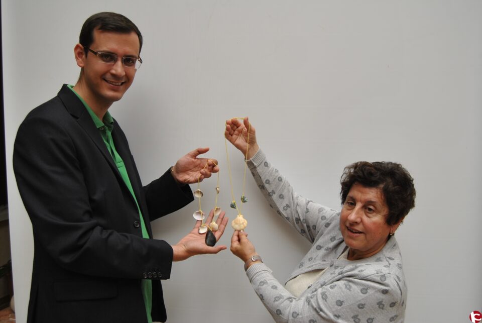 El Museo Arqueológico enseña a los niños a crear sus propias pulseras y collares prehistóricos