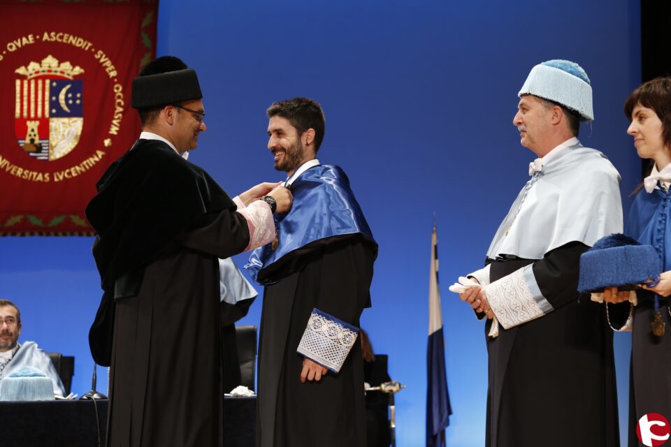 La Universidad de Alicante clausura el curso académico con la investidura de 62 nuevos doctores y doctoras