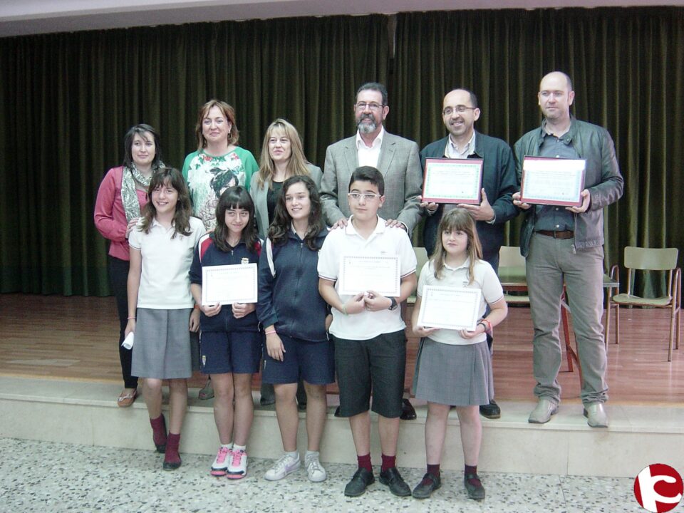 Salud Pública de Elda premia al Colegio Santa María del Carmen y al IES La Mola por sus proyectos para prevenir el tabaquismo