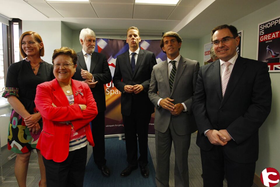 La presidenta de la Diputación de Alicante Luisa Pastor ha asistido esta mañana a la inauguración de las nuevas dependencias del Consulado Británico en Alicante