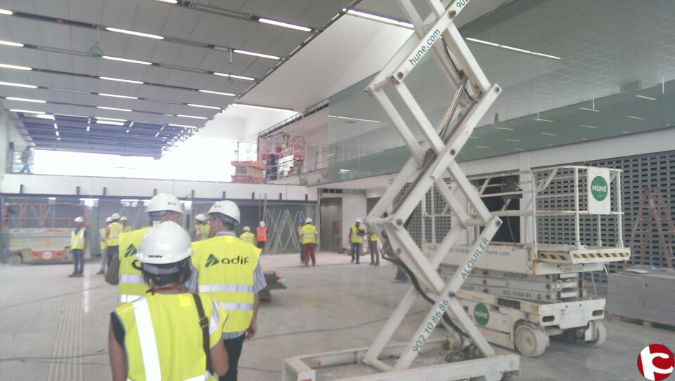 Autoridades de varios municipios de la comarcan visitan las obras del la estación del AVE sin poder acceder a su interior