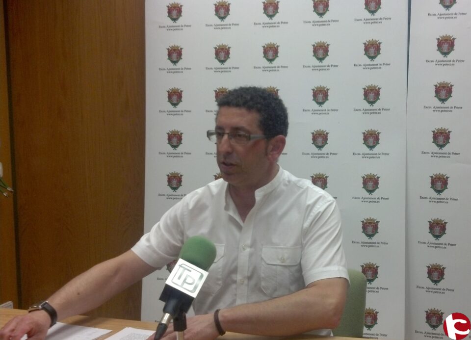 El PSOE critica la política de contratación de servicios del PP en el Ayuntamiento de Petrer
