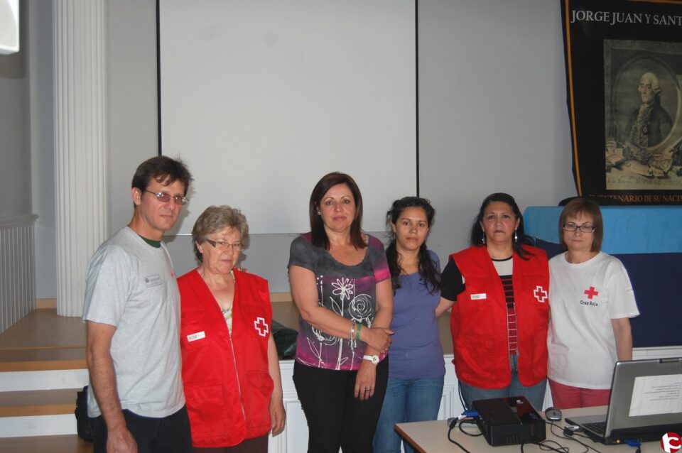 Cruz Roja imparte una charla sobre economía Doméstica