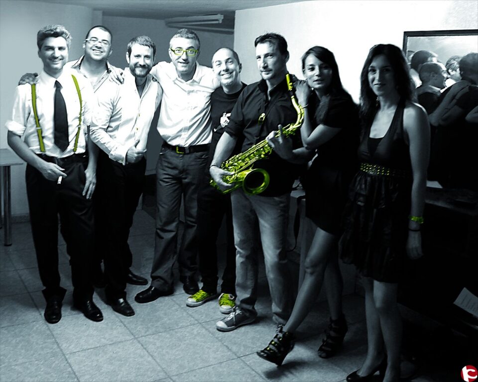 WANG BAND DOODLE EN LA FACHADA DEL TEATRO CHAPÍ