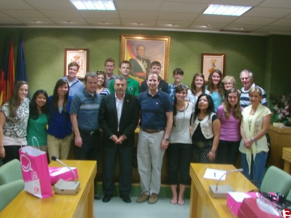 13 estudiantes universitarios de Estados Unidos finalizan su estancia en Petrer tras un mes acogidos en familias locales