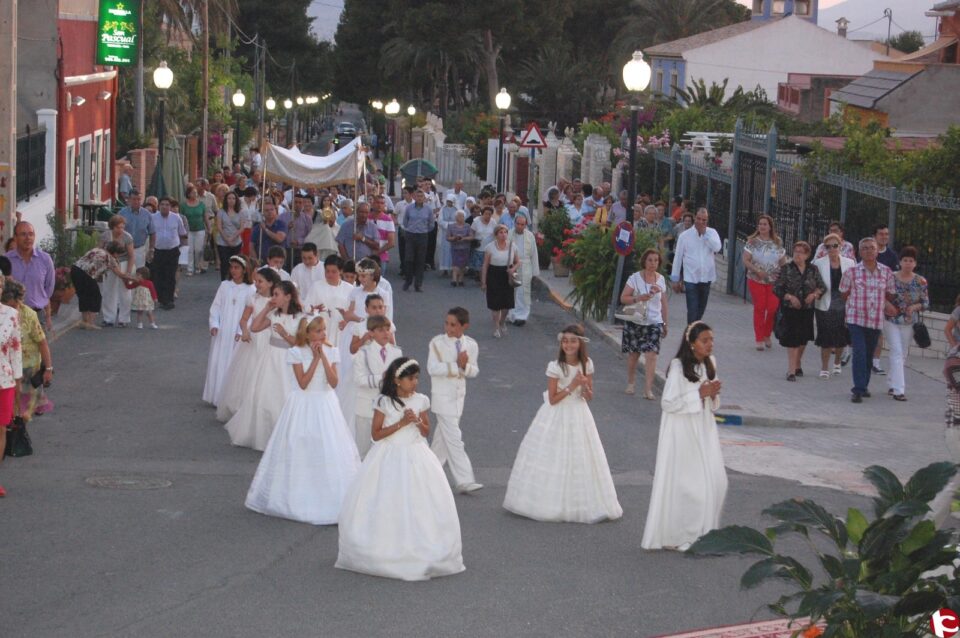 Orito celebró una procesión extraordinaria con todos los niños que se han comulgado este año