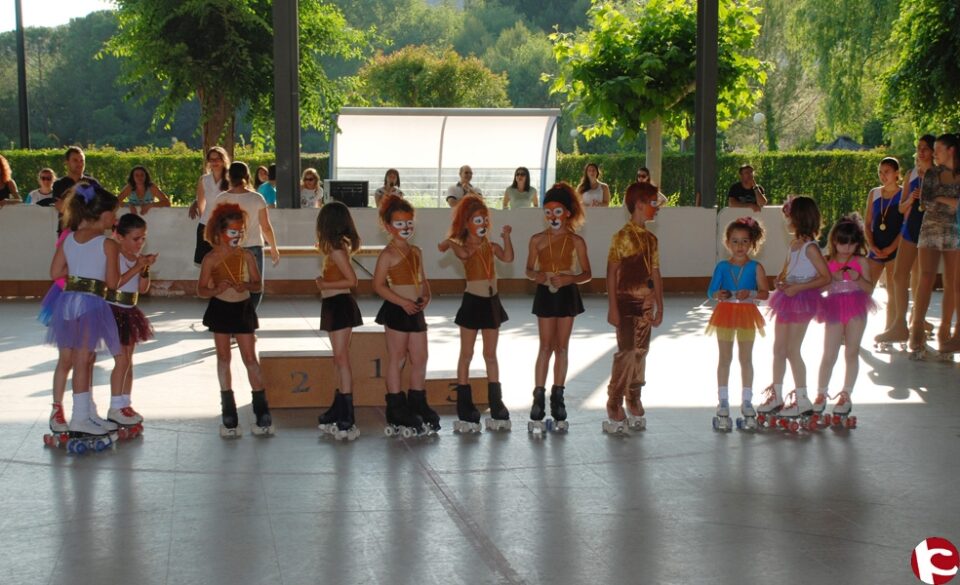 Alrededor de un centenar de patinadores de la modalidad individual pertenecientes a diferentes clubes de la Federación Valenciana de Patinaje Artístico