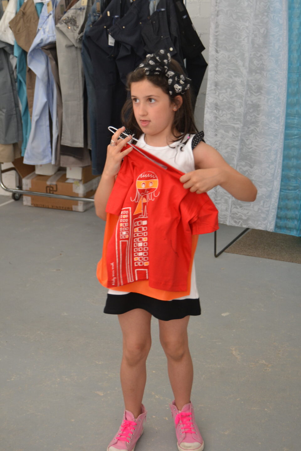 UNA NIÑA DE 8 AÑOS CREA SU PROPIA FIRMA DE ROPA INFANTIL