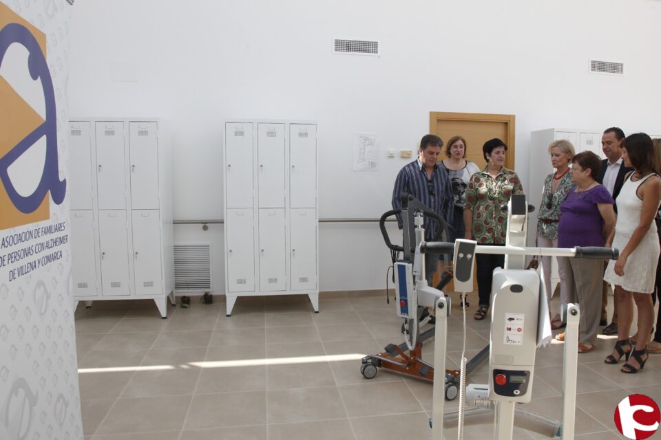 La presidenta de la Diputación de Alicante Luisa Pastor ha visitado esta mañana las dependencias de la Asociación de Familiares de Personas con Alzheimer de Villena