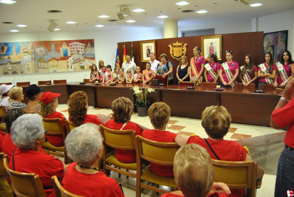 Novelda celebra el día de la Tercera Edad de las fiestas patronales con una recepción en el Ayuntamiento