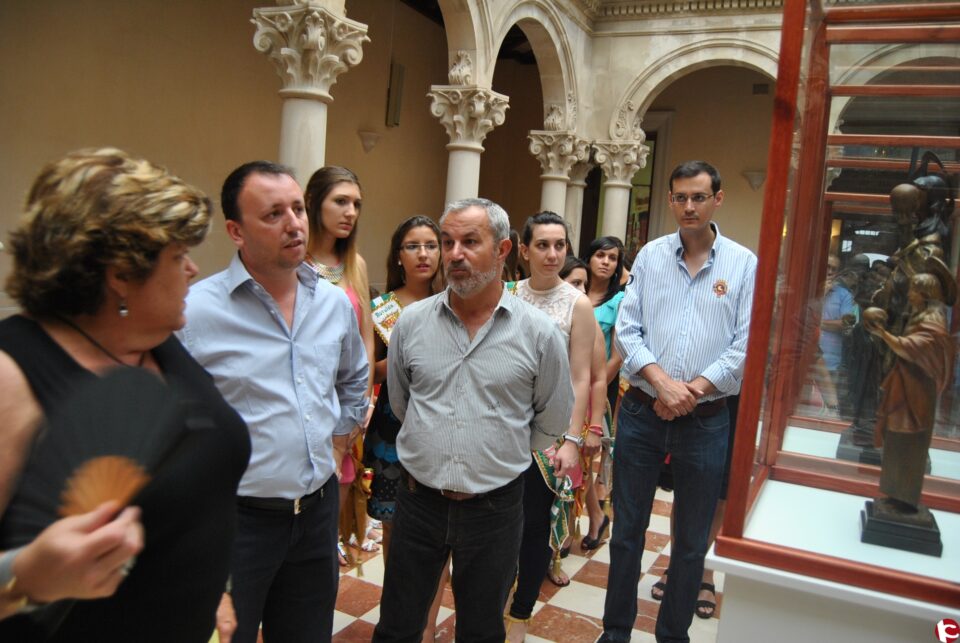 La alcaldesa inaugura una exposición de esculturas sobre Santa María Magdalena