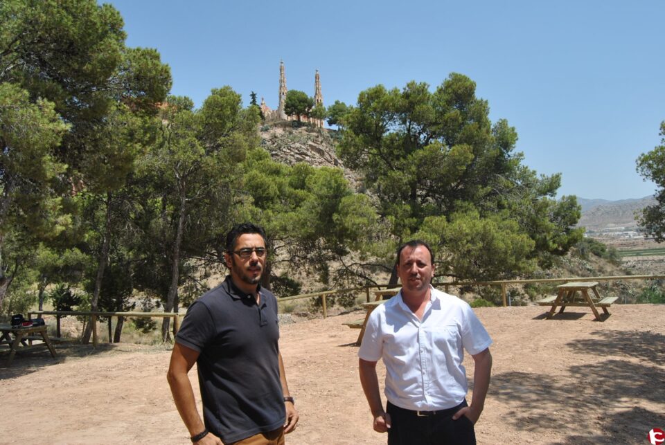 El Ayuntamiento habilita un merendero en la subida peatonal al santuario de La Mola