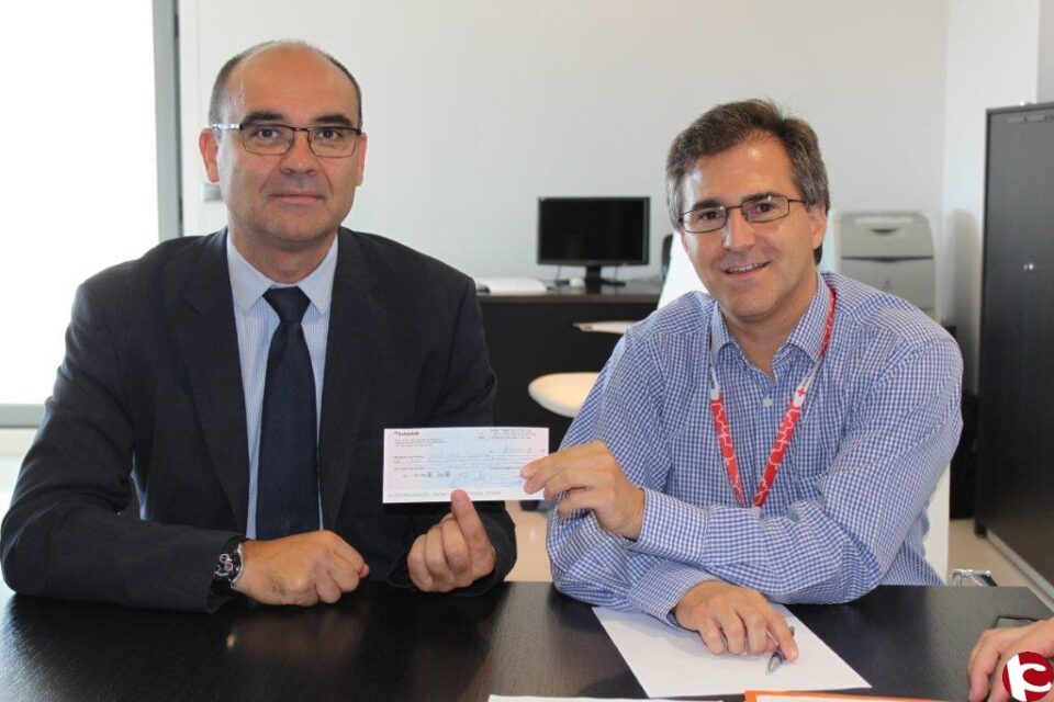 El rector entrega a Cruz Roja el cheque con la recaudación del Concierto Solidario de Verano