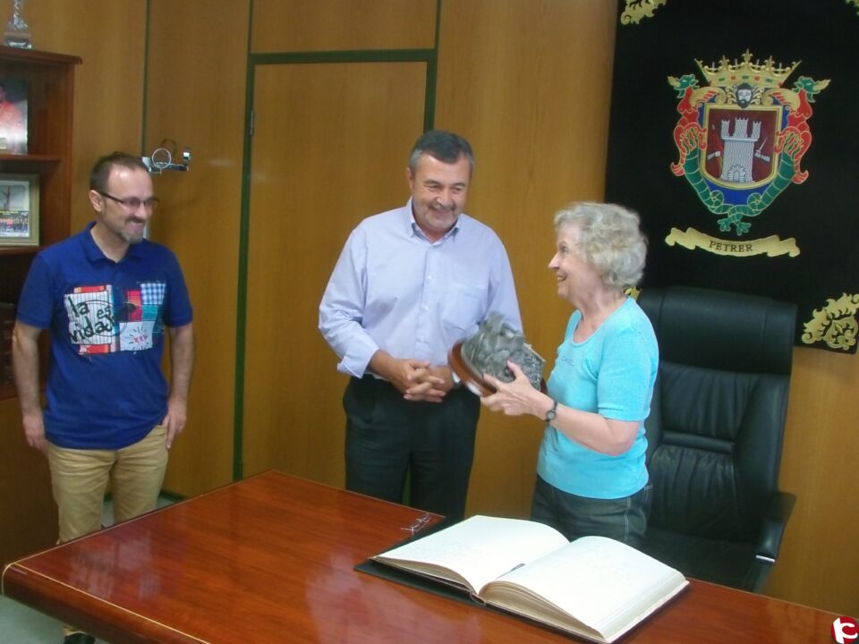 El alcalde recibe al guitarrista David Russell y a la compositora Cecilia Rodrigo