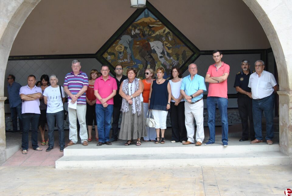 MINUTO DE SILENCIO Y BANDERAS A MEDIA ASTA