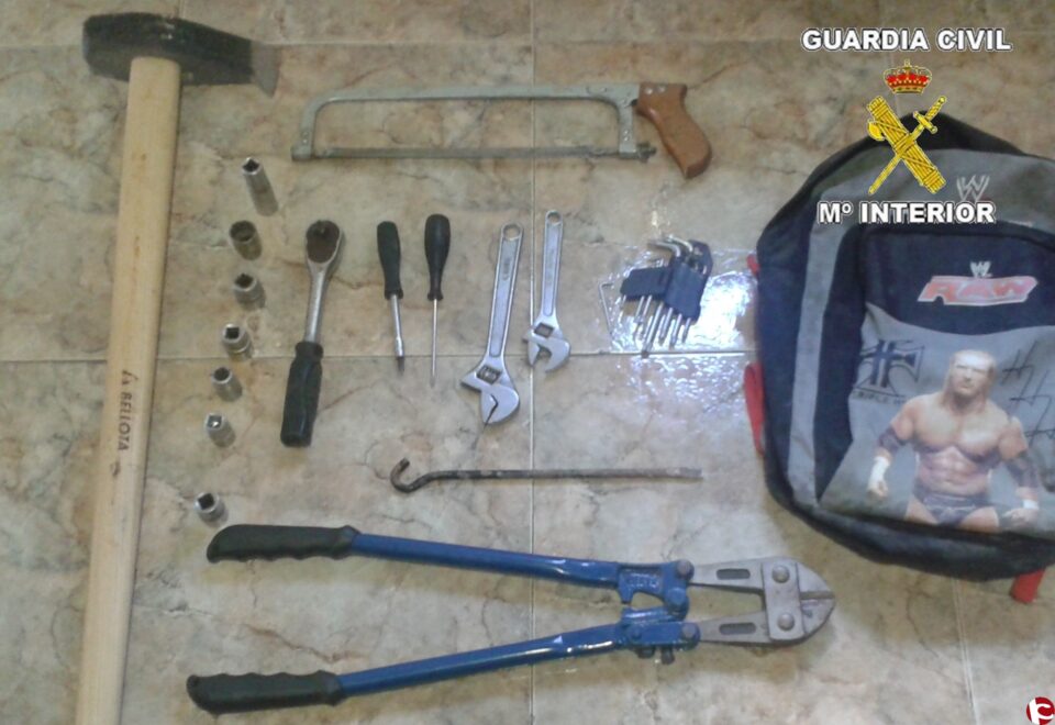 La Guardia Civil detiene a dos personas que presuntamente habían robado en dos naves industriales de Sax