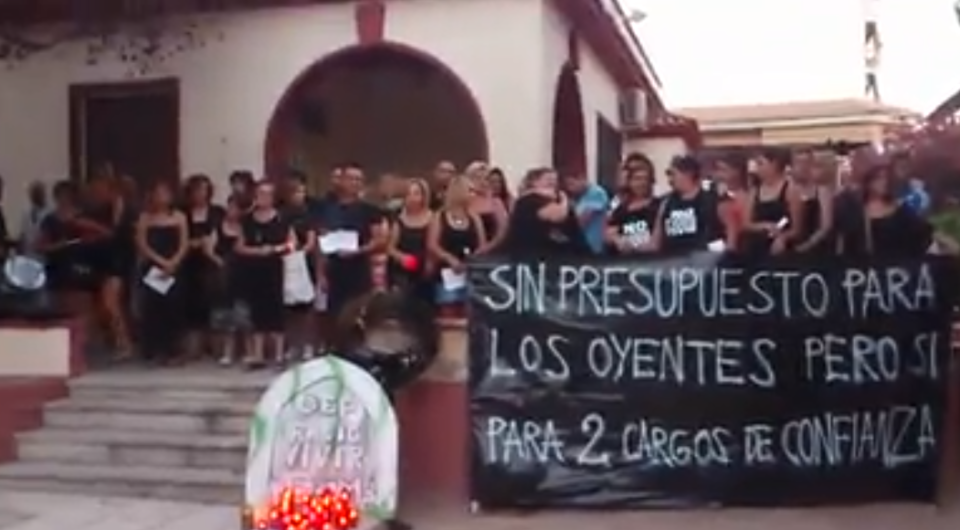 Ayer se escenificó el entierro y velatorio de la emisora municipal Radio Vivir