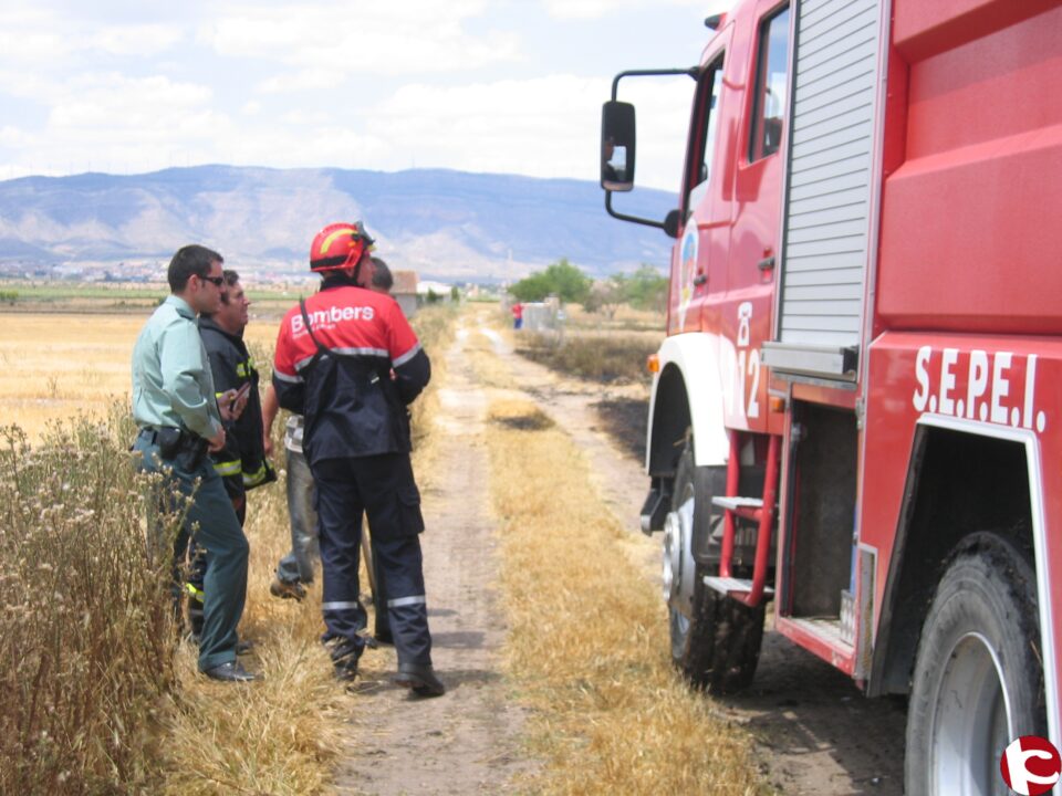 Un incendio de matorral calcinaba ayer tarde dos hectáreas de matorral en la subida a Peña Rubia.