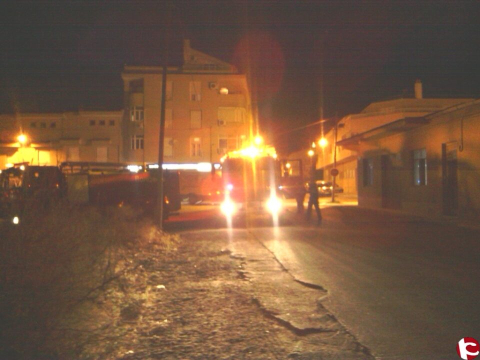 Incendio en una pequeña nave dedicada a la fabricación de calzada en la calle Rosalía de Castro