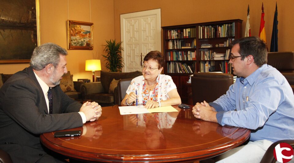 La presidenta de la Diputación de Alicante Luisa Pastor ha recibido esta mañana en el Palacio Provincial al alcalde de Castalla Juan Antonio Candel